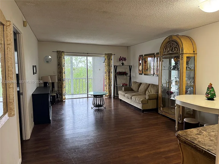 950 Hillcrest Dr #411 — Photo 7