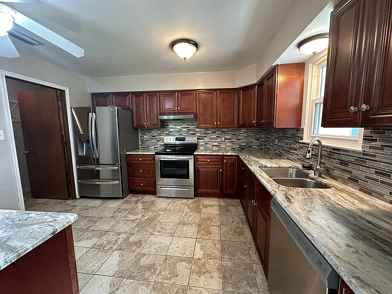 909 Chigwell Rd — Photo 10