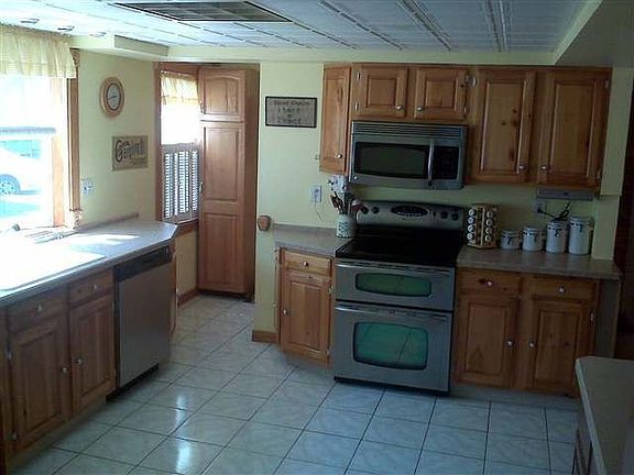 Newly remodeled Kitchen: SS Appl, Stove w Double Oven, Tiled Flr & Counterbar