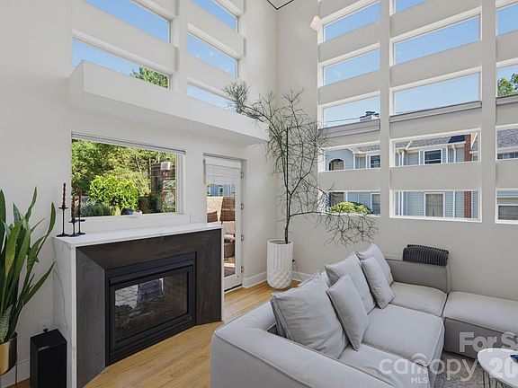 3rd image of 420 Queens Rd APT 10