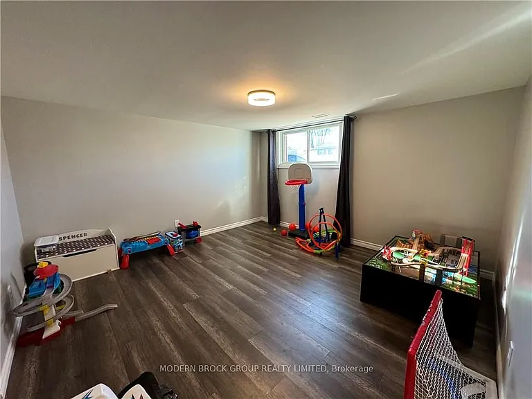 784 Comstock Cres — Photo 10