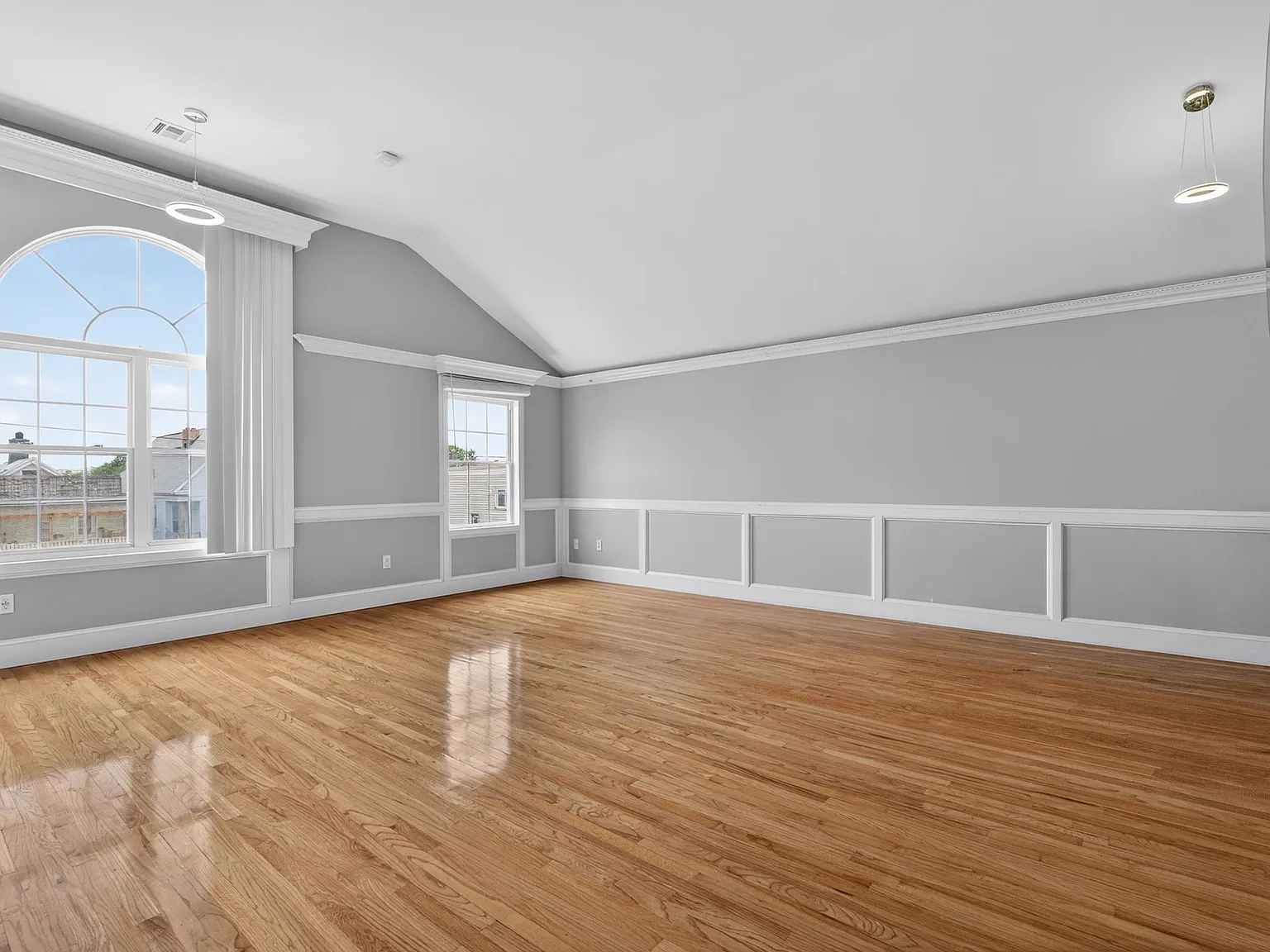 3 bed, 2.0 bath, 1400 sqft, $3,200 — Photo 1