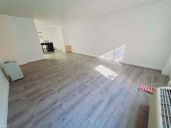 5th image of 102 Woodside Grn APT 1