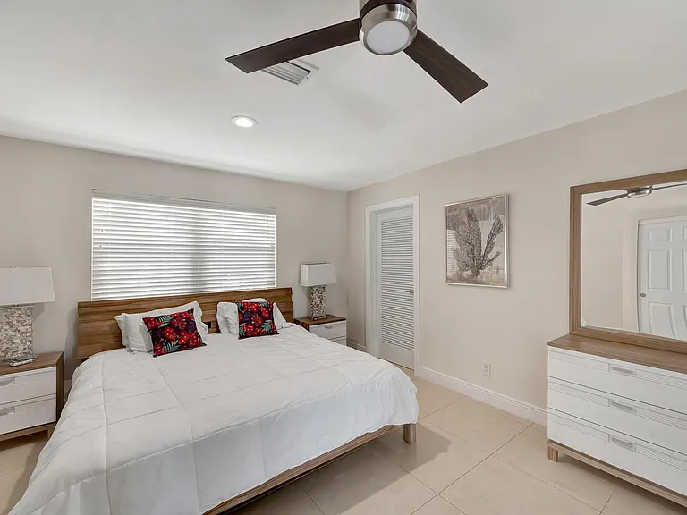 537 E Causeway Blvd — Photo 17