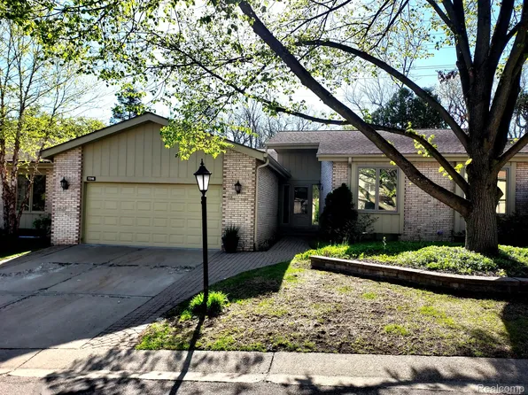 7215 Suncrest Rd, West Bloomfield, MI 48322