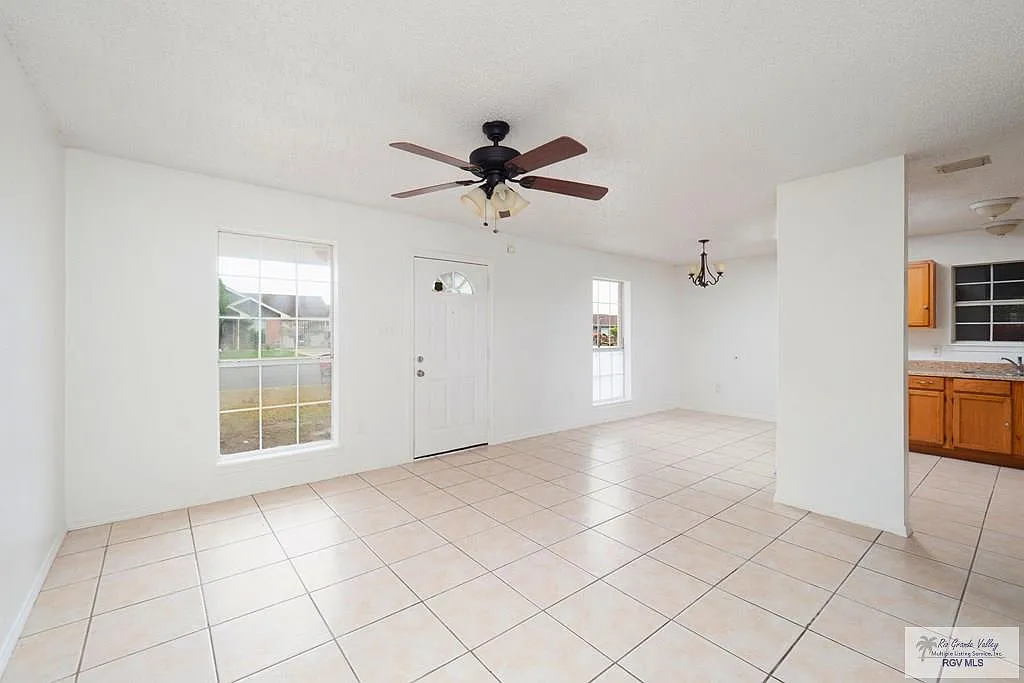 3 bed, 2.0 bath, 1040 sqft, $1,400 — Photo 2