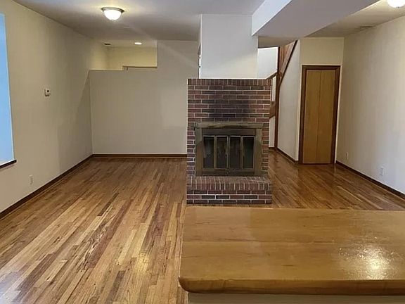 3rd image of 906 N Winchester Ave