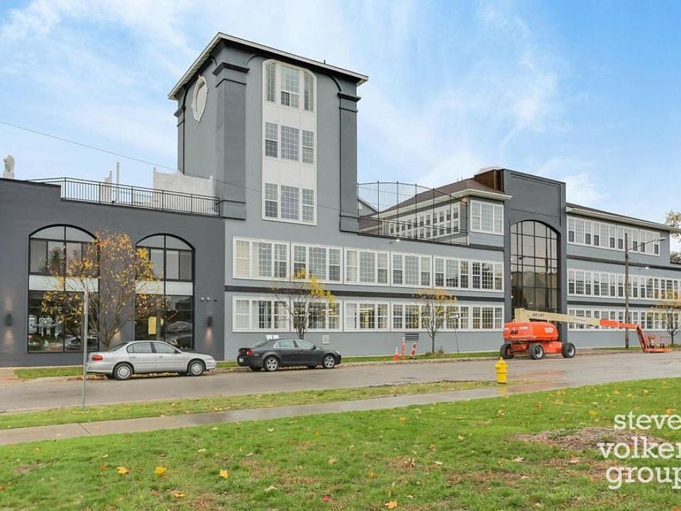1st image of 600 7th St NW Unit 211