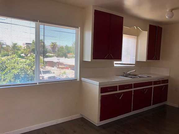 4th image of 1040 E Grand Ave #1