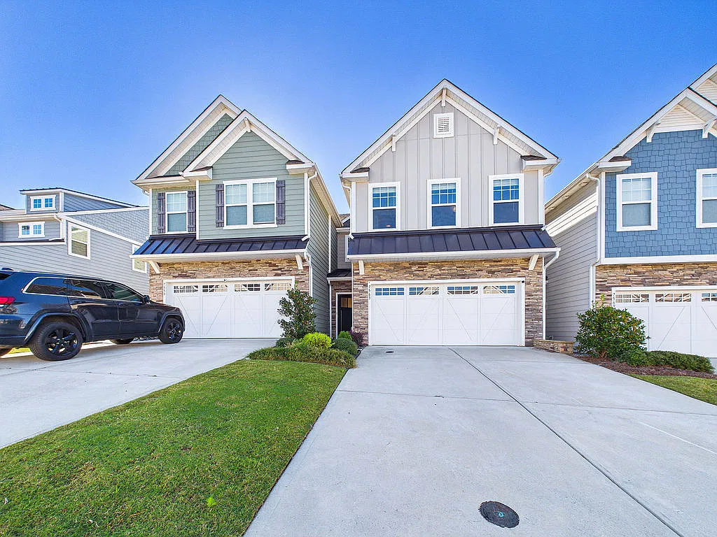 3 bed, 2.5 bath, 2200 sqft, $2,450 — Photo 1