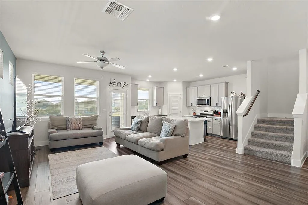 3 bed, 2.5 bath, 2072 sqft, $2,795 — Photo 4