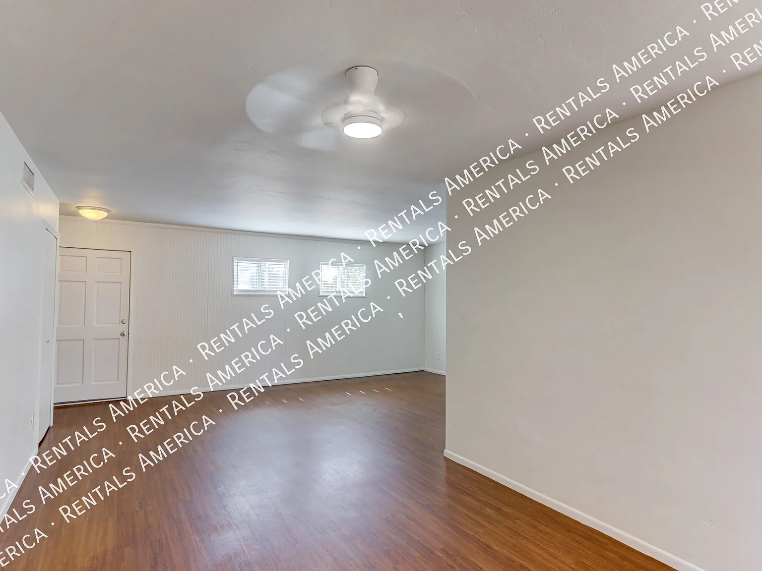 Charming 3 bedroom 2 bath Home with Modern Comforts — Photo 4