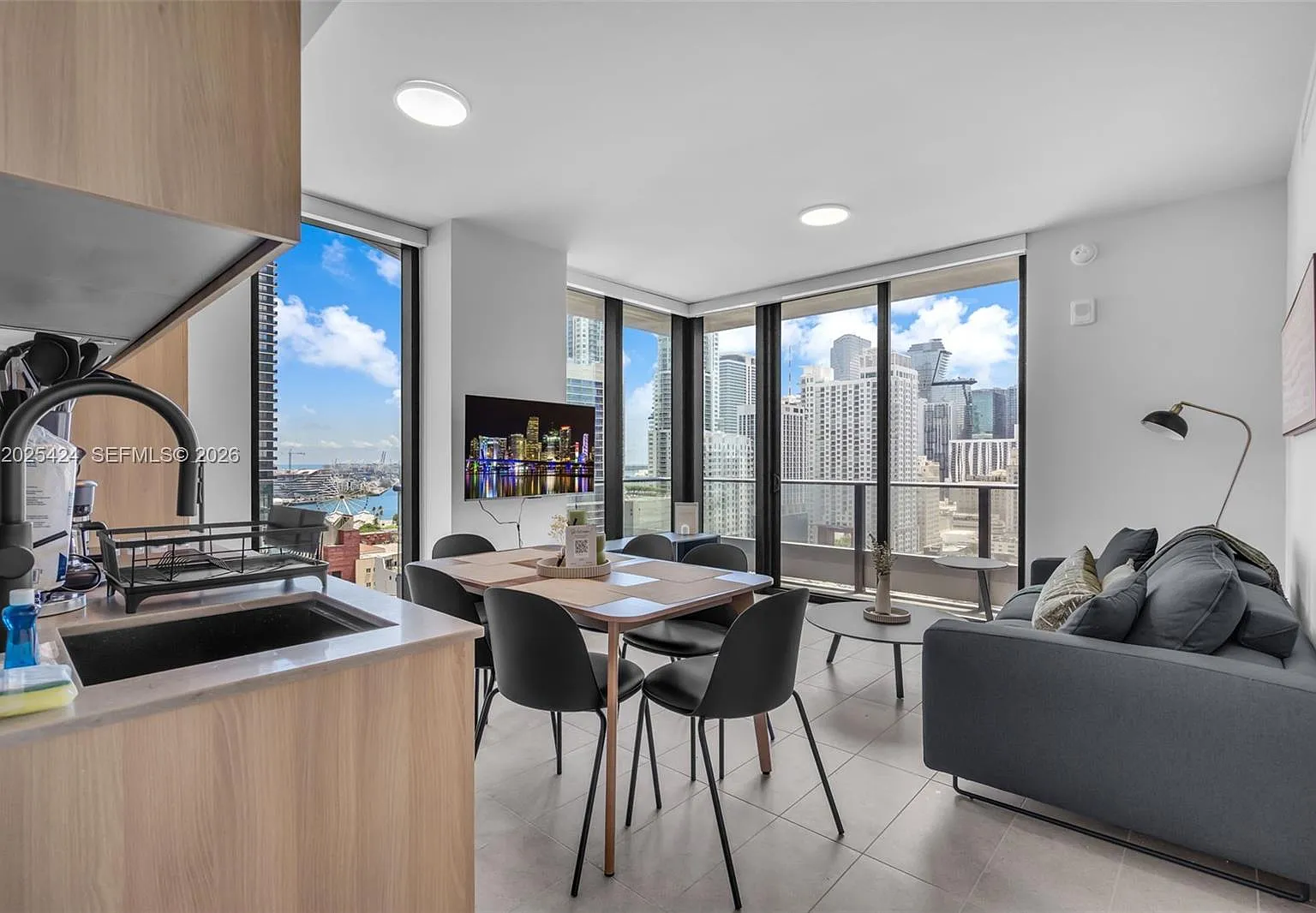 2 bed, 2.0 bath, 760 sqft, $4,700 — Photo 4