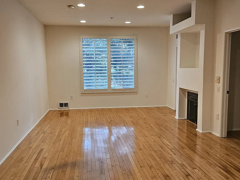 320 Caldecott Ln #107 — Photo 1
