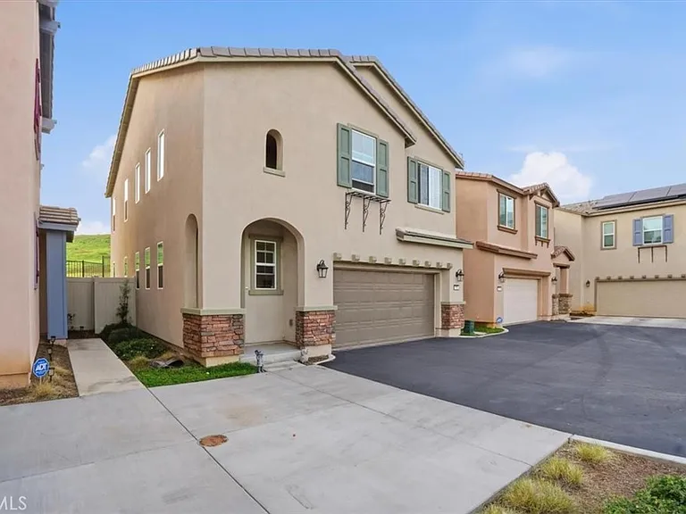 556 Enzo St — Photo 3