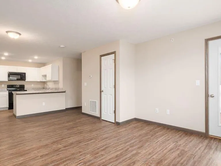Hutchison Place Apartments — Photo 4