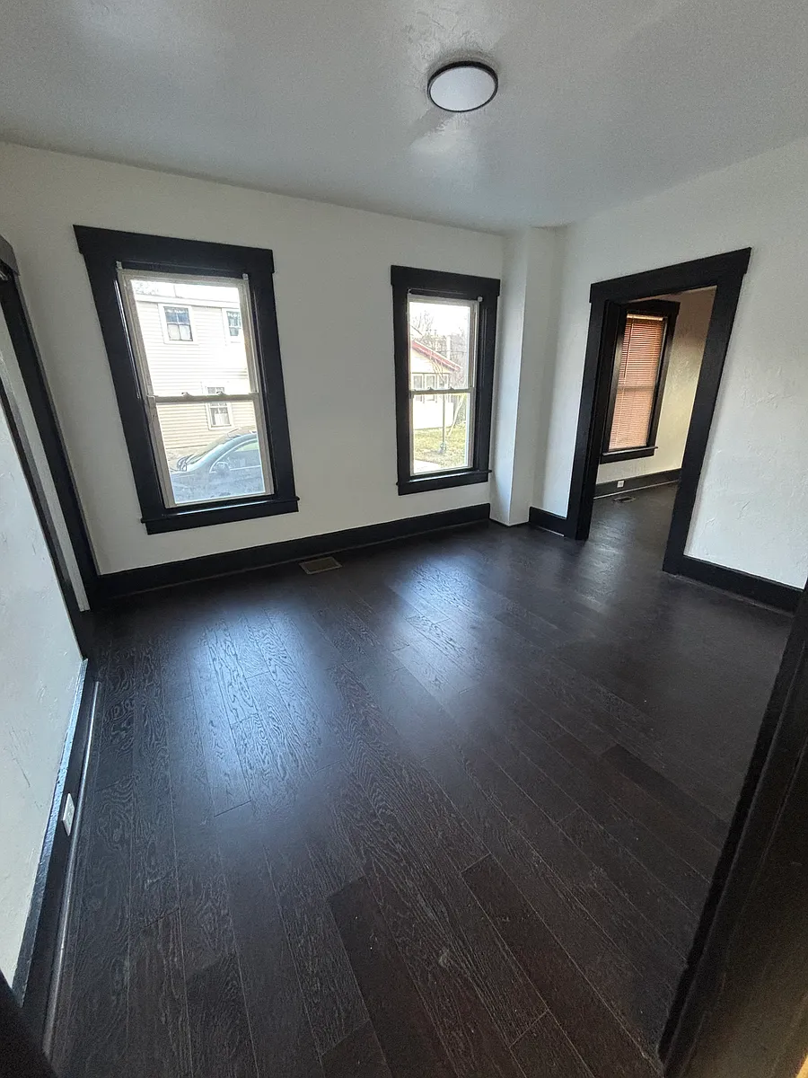Building Photo - 544 Crescent St
