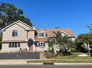 67 Spindle Rd, Hicksville, NY 11801