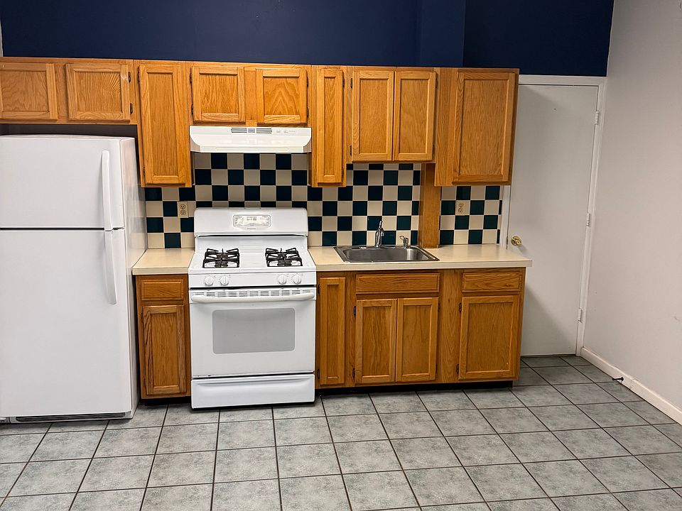 Full kitchen