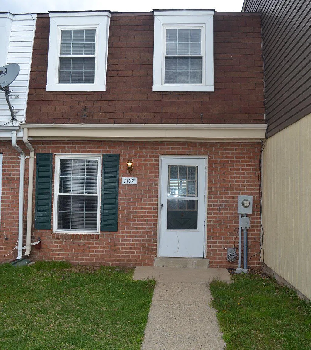 3 bed, 1.5 bath, 1024 sqft, $2,100 — Photo 1