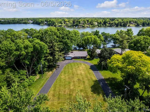 47435 N Shore Dr, Van Buren Township, MI 48111