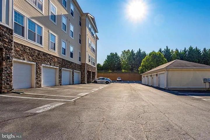 1 bed, 1076 sqft, $2,100 — Photo 4