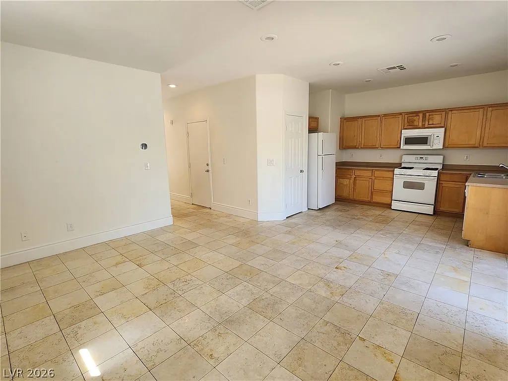 3 bed, 2.5 bath, 1612 sqft, $2,275 — Photo 2