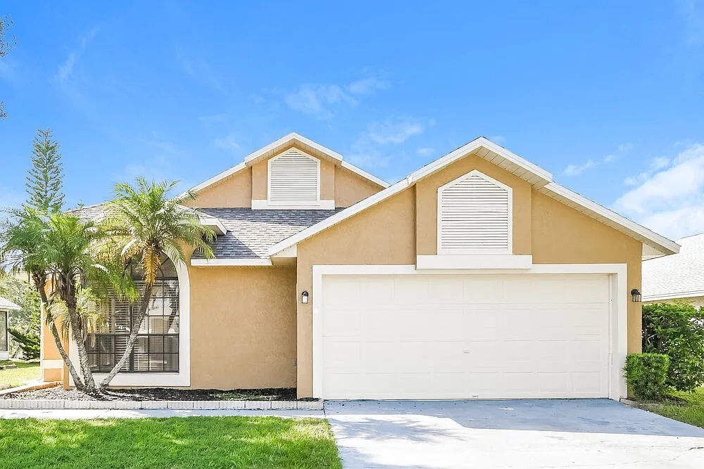 3 bed, 2.0 bath, 1425 sqft, $2,530 — Photo 1