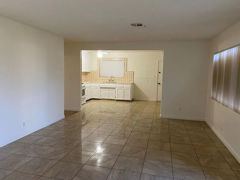 1105 Meredith Dr — Photo 2