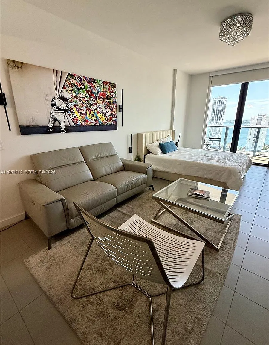 Canvas Condo — Photo 4