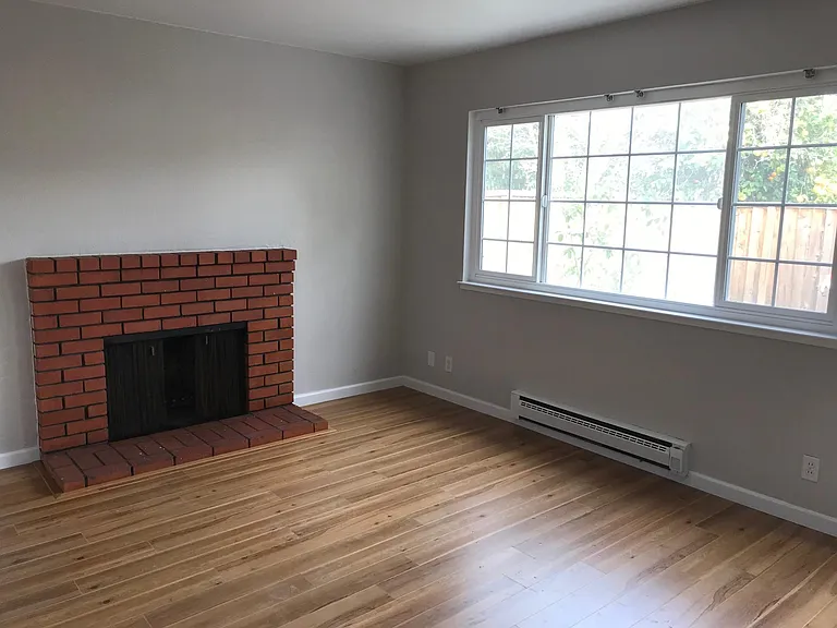 Big windows in living room with view to the private yard