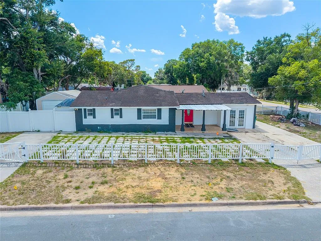 3 bed, 1.5 bath, 1221 sqft, $2,300 — Photo 1