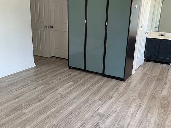 4th image of 898 Dickens Rd