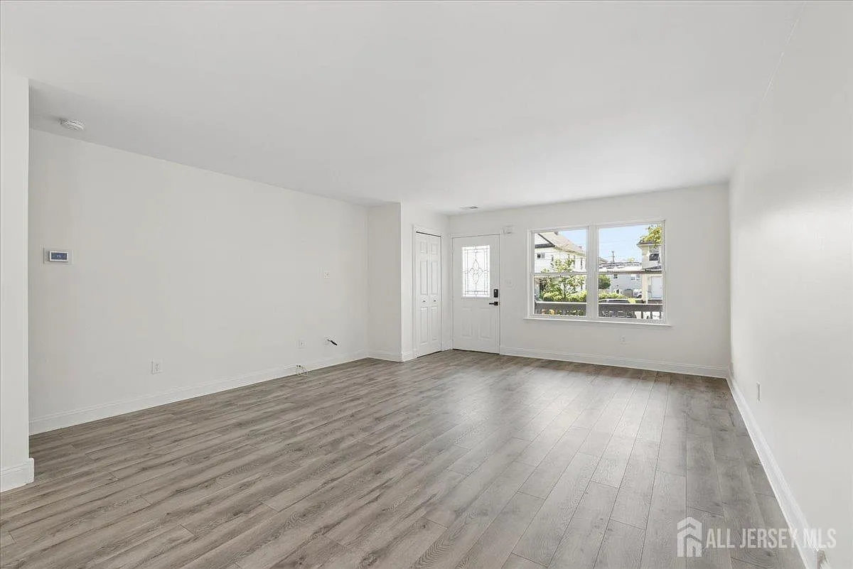 3 bed, 1.5 bath, 1456 sqft, $3,100 — Photo 3