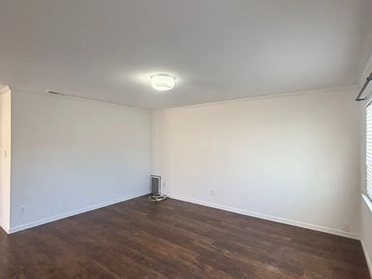 1201 Russ Ct — Photo 4