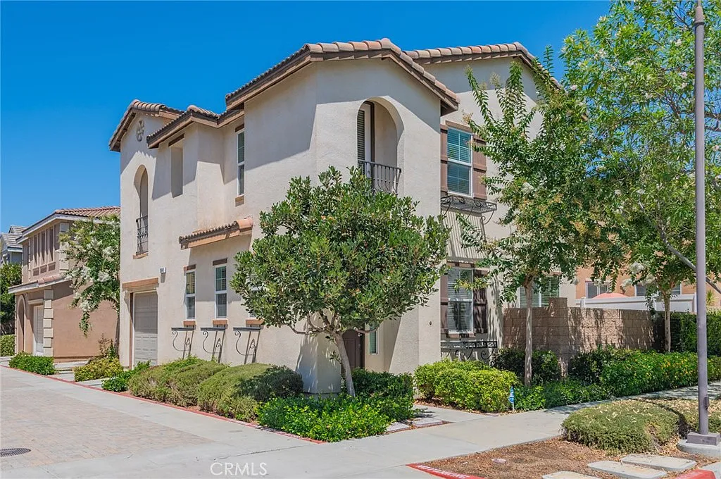4 bed, 2.5 bath, 2200 sqft, $3,600 — Photo 1