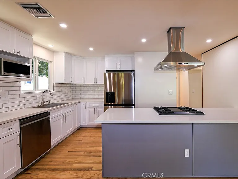 17135 Tiara St — Photo 5