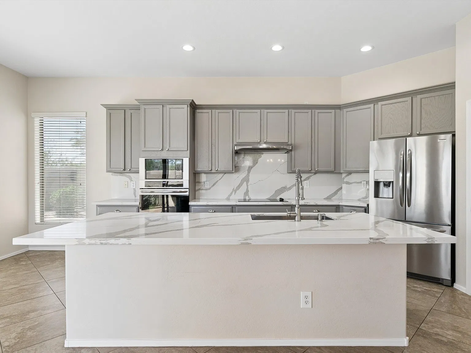 3 bed, 2558 sqft, $3,499 — Photo 3