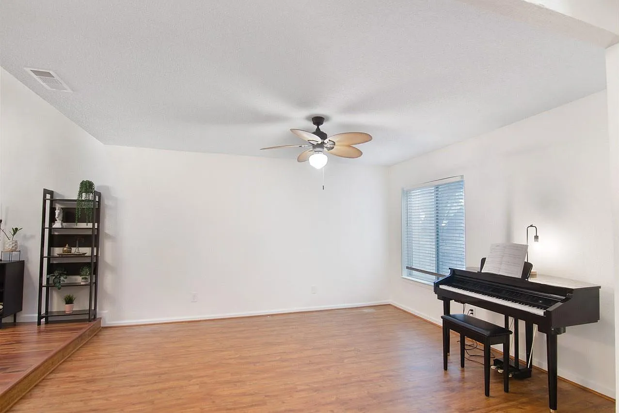 3 bed, 2.5 bath, 2157 sqft, $2,300 — Photo 4