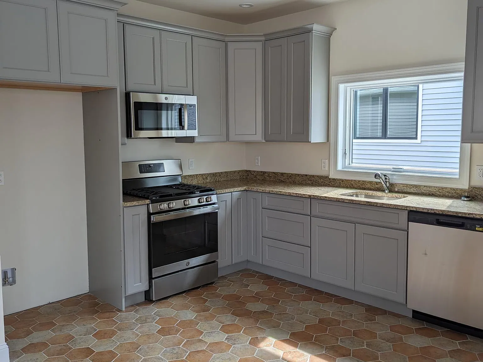 3 bed, 1300 sqft, $3,000 — Photo 4