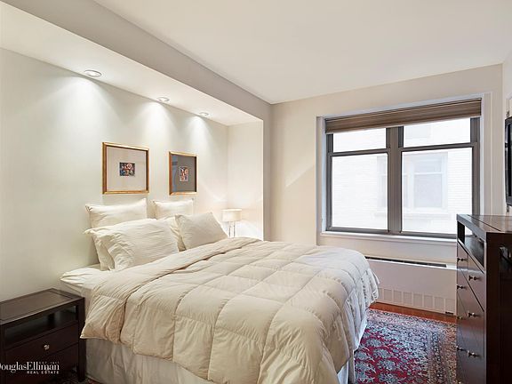 4th image of 100 W 58th St APT 6G