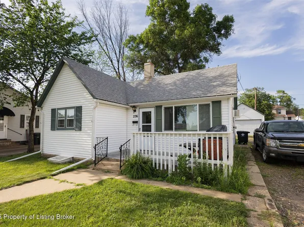 236 5th St W, Dickinson, ND 58601