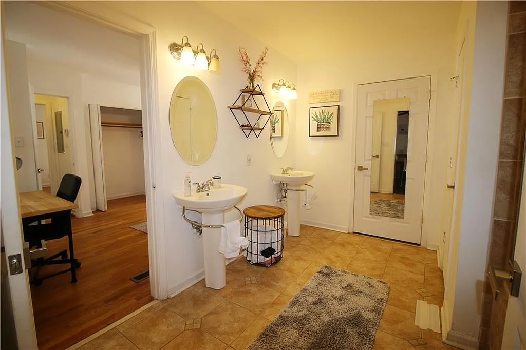 2 bed, 1.0 bath, 1310 sqft, $1,600 — Photo 3
