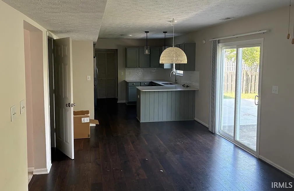 3 bed, 3.0 bath, 2224 sqft, $1,895 — Photo 4
