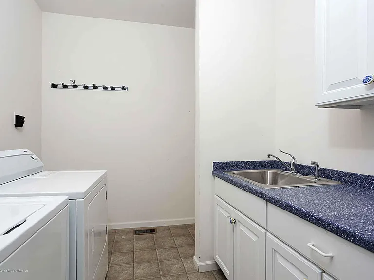 111 York Ave — Photo 18