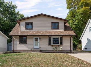 5904 Hillandale Rd, Davenport, IA 52806