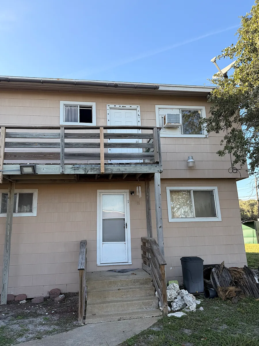 Building Photo - 1265 N Commercial St #7