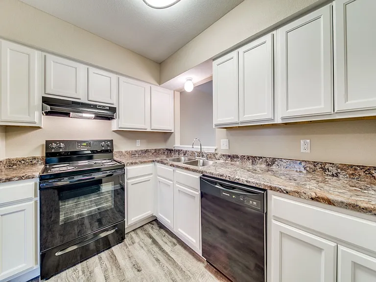 The Oaks Apartments At Medical Center — Photo 24