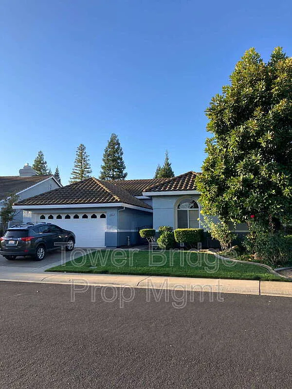 3 bed, 2.0 bath, 1781 sqft, $2,900 — Photo 1