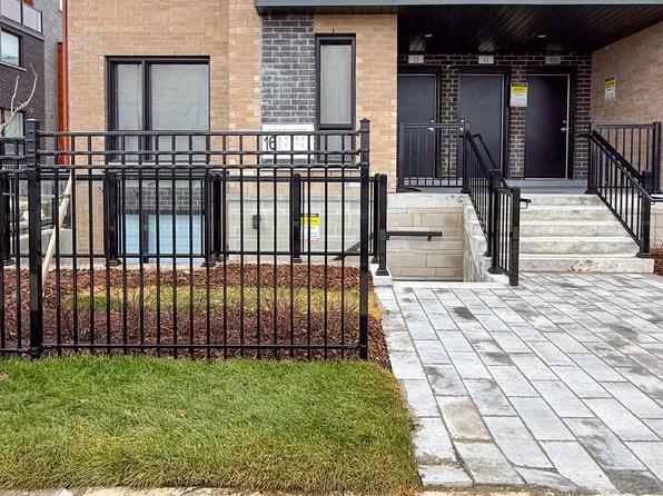 16 Lytham Green Cir, Newmarket, ON L3Y 0E1